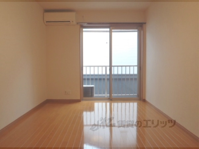 居室・リビング　洋室８帖と広々です・