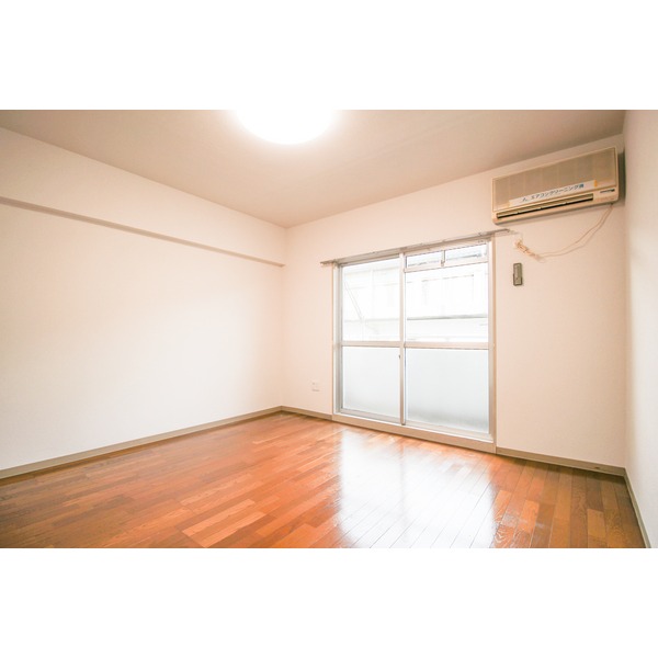 居室・リビング　同じ建物の別なお部屋