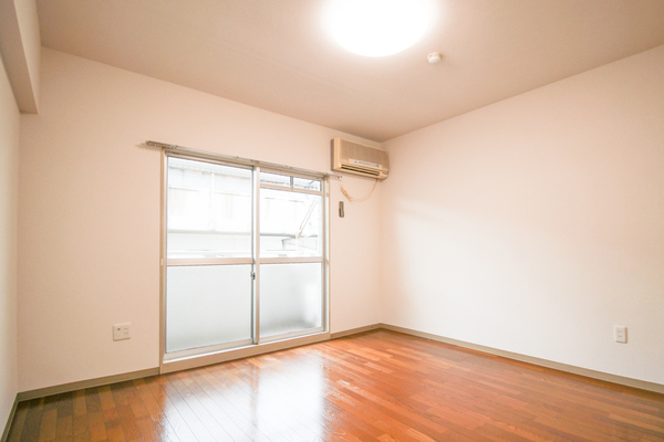 居室・リビング　同じ建物の別なお部屋