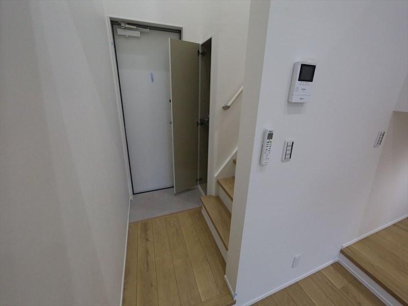 玄関　玄関　シューズボックス付（収納充実してます）