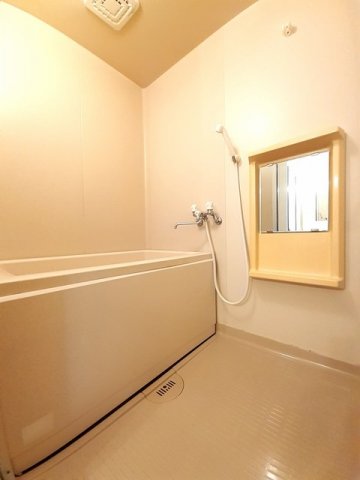 バス・シャワールーム　コンパクトで使いやすいお風呂です