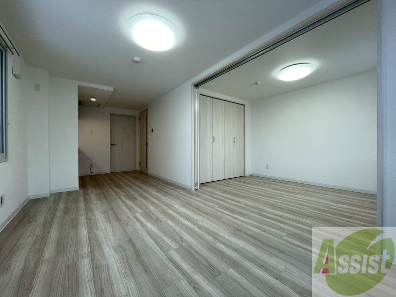 居室・リビング　木目のフローリングは落ち着きのある印象のお部屋になりますね。