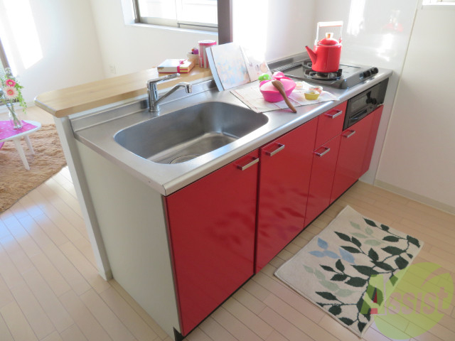 キッチン　カウンターキッチンになります。閉鎖感がないですね。