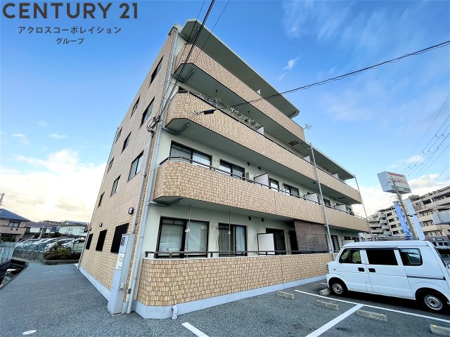 建物外観　駅徒歩８分！自転車置場もあります☆