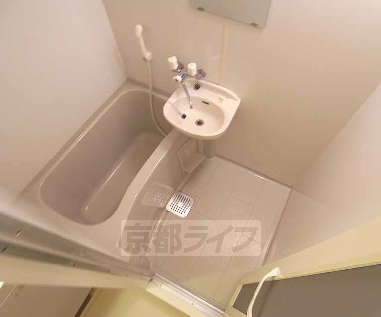 バス・シャワールーム　落ち着くサイズのお風呂です。