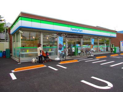 コンビニ　ファミリーマート 篠崎町三丁目店（コンビニ）まで528m