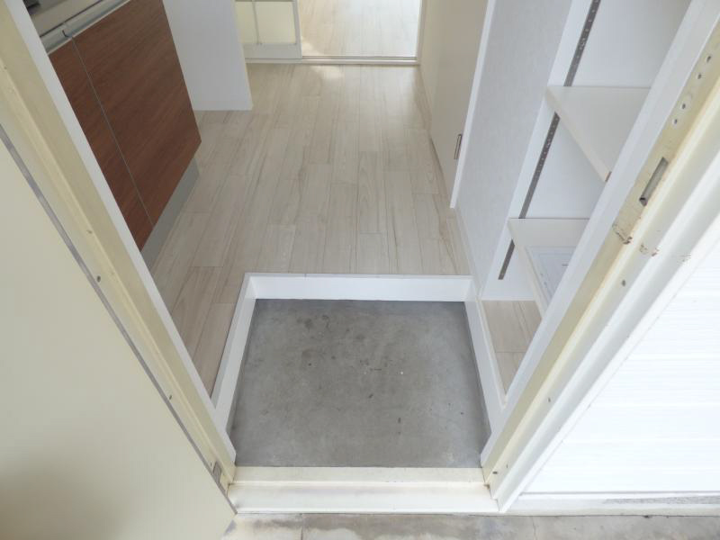 玄関　写真は101号室