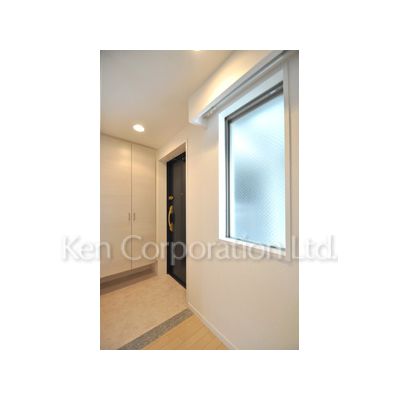 玄関　同タイプ10階のお部屋を撮影。仕様が異なることがあります。