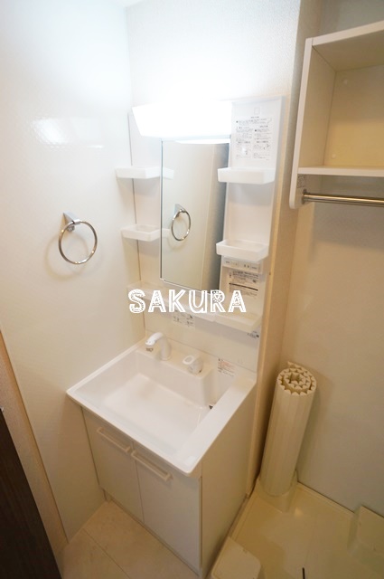 洗面設備　お掃除しやすい人気のシャワーヘッド付き♪