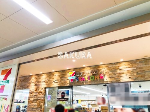 コンビニ　セブン-イレブン 京急ST金沢文庫改札前店（コンビニ）まで450m