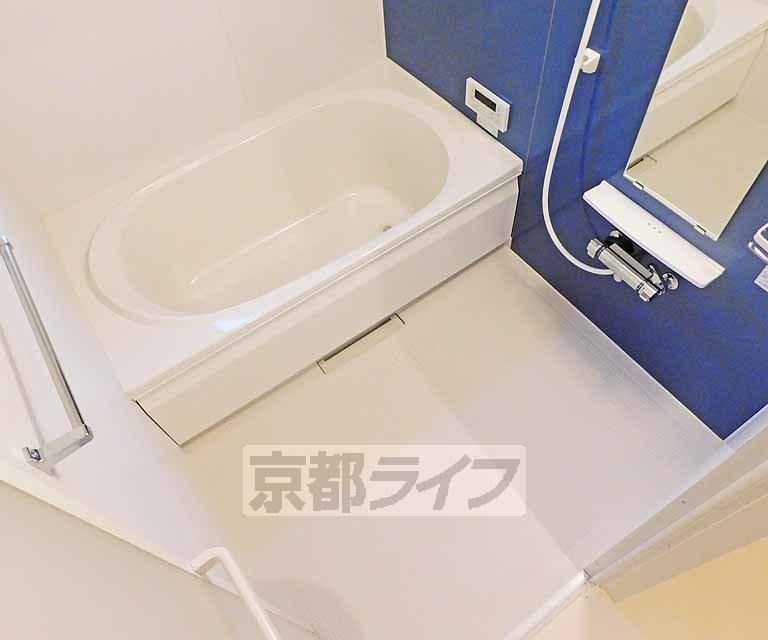 バス・シャワールーム　広々としたバスルームです。