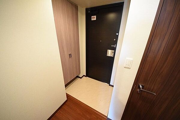 玄関　※別部屋の参考写真です。