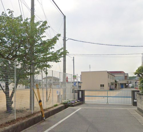 小学校　明石市立山手小学校（小学校）まで90m