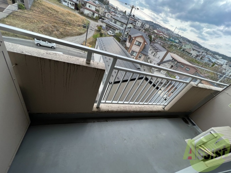 バルコニー　バルコニーは天気の良い日には洗濯物も良く乾きそうですね。