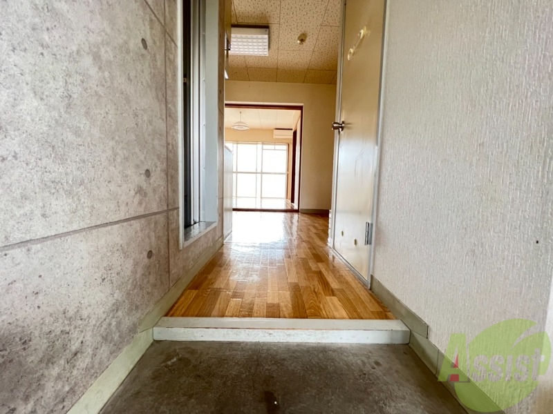 玄関　玄関を入ると正面がダイニングキッチンになります。