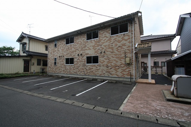 駐車場　駐車場～アパート外観