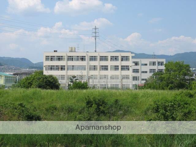 小学校　高槻市立真上小学校（小学校）まで884m