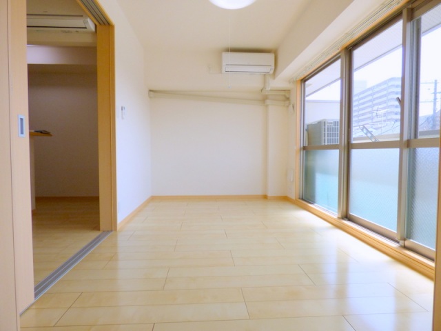 収納　南向きで日当り良好の洋室