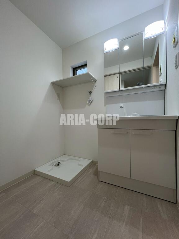 洗面設備　シャワーヘッドタイプの独立洗面台を採用♪