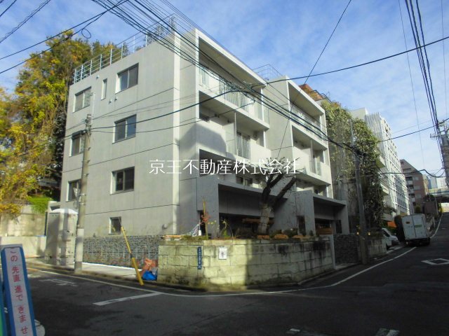 建物外観　東南角地に立地