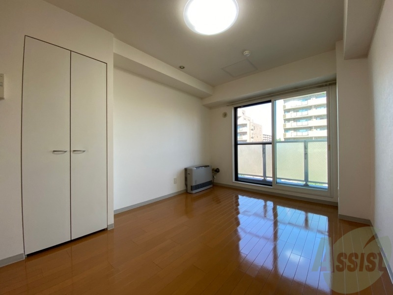 その他部屋・スペース　寝室はこちらです。光が差し込む、温かみのあるお部屋です。