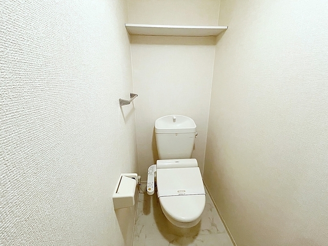 トイレ　温水洗浄便座付きトイレです。