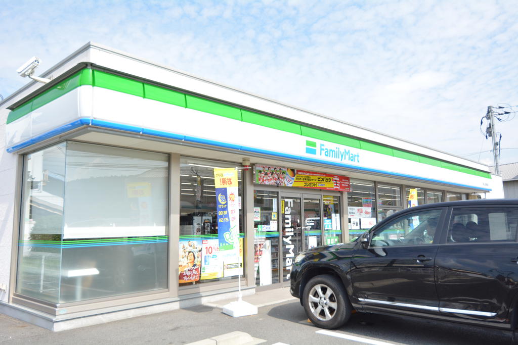 コンビニ　ファミリーマート表町二丁目店（コンビニ）まで261m