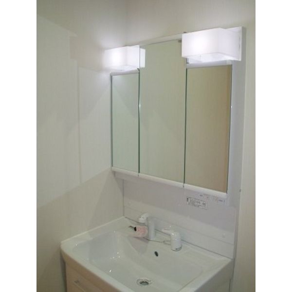 洗面設備　室内写真は別部屋の写真です。