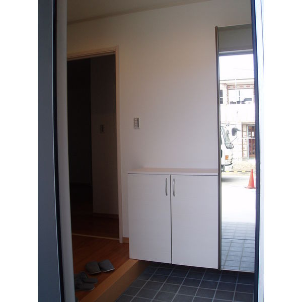 玄関　室内写真は別部屋の写真です。
