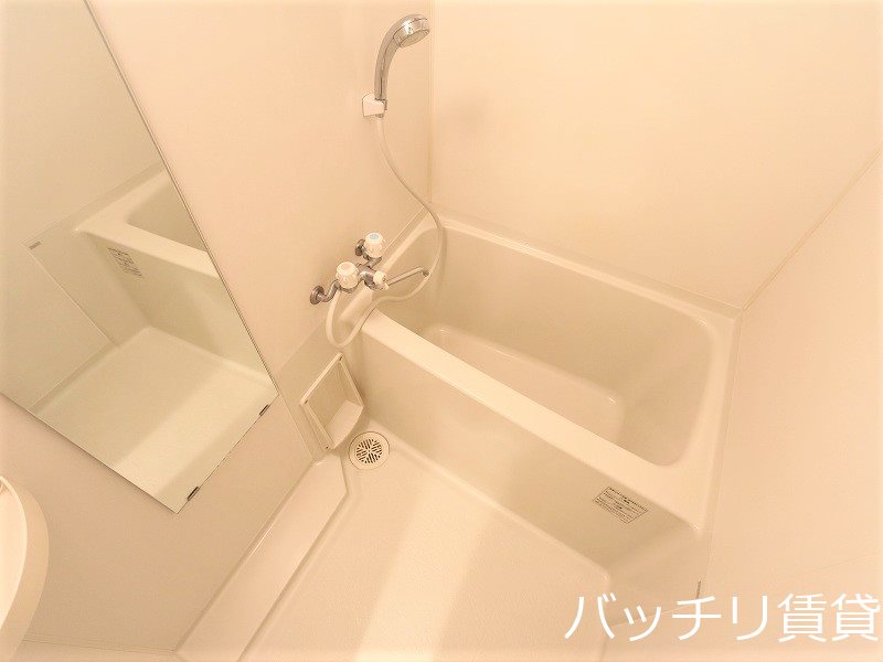バス・シャワールーム　※写真は別号室反転タイプの為現状を優先いたします。