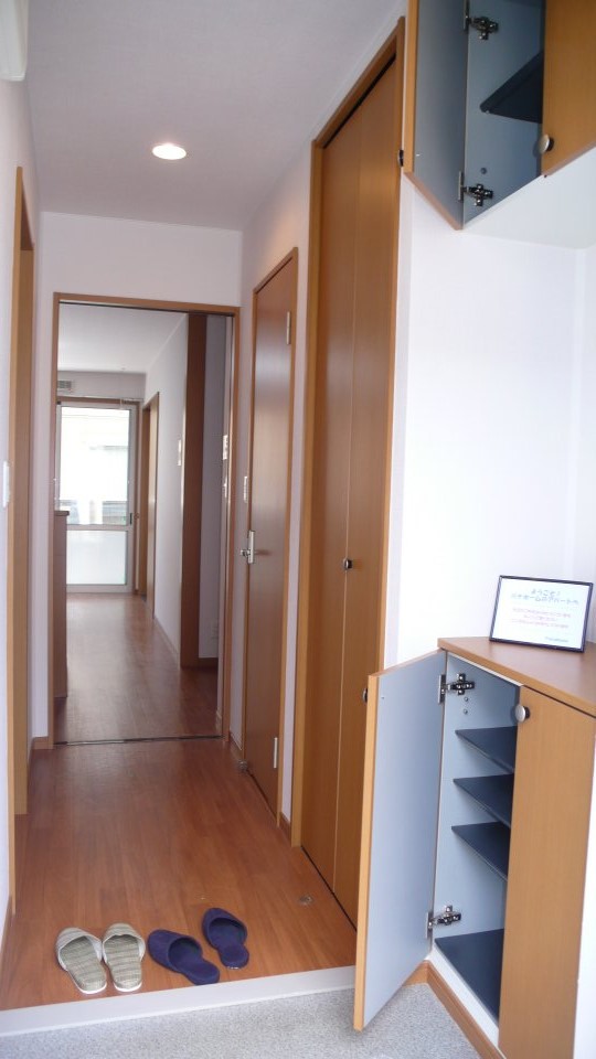 玄関　収納たっぷりの下駄箱付