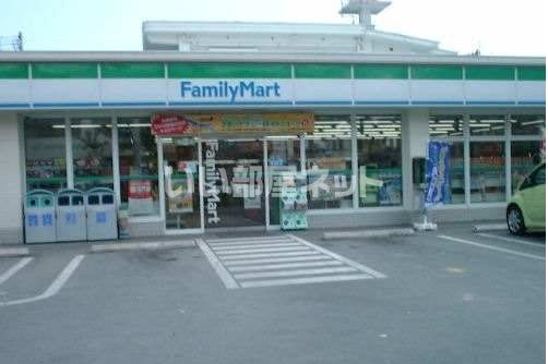 コンビニ　ファミリーマート 小松園町店（コンビニ）まで637m
