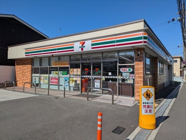 コンビニ　セブンイレブン様（コンビニ）まで550m