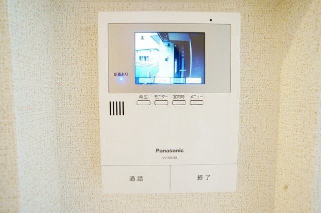 セキュリティ　来訪者の顔が見えるモニターホン付き