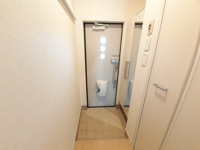 玄関　大型のシューズボックスで靴をたくさん収納できます。