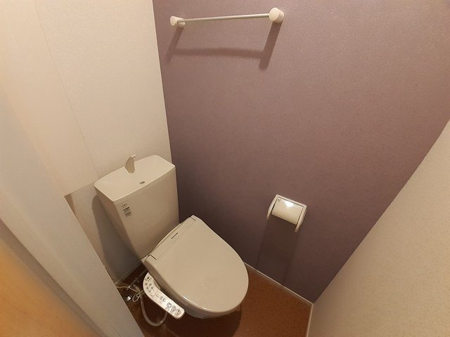 トイレ　温水洗浄便座付きです。