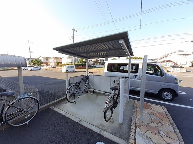 その他共有部分　屋根付きの駐輪場があります。