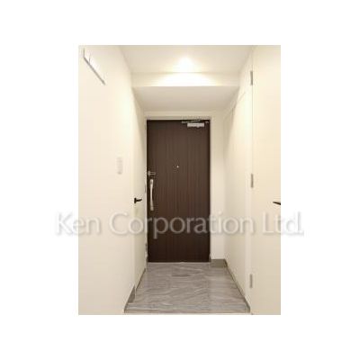 玄関　同タイプ8階のお部屋を撮影。仕様が異なることがあります。