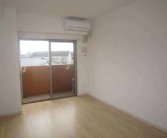 居室・リビング　同物件別号室のものです。