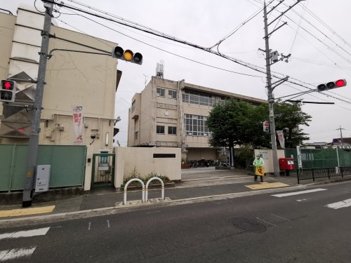 小学校　堺市立登美丘西小学校（小学校）まで822m