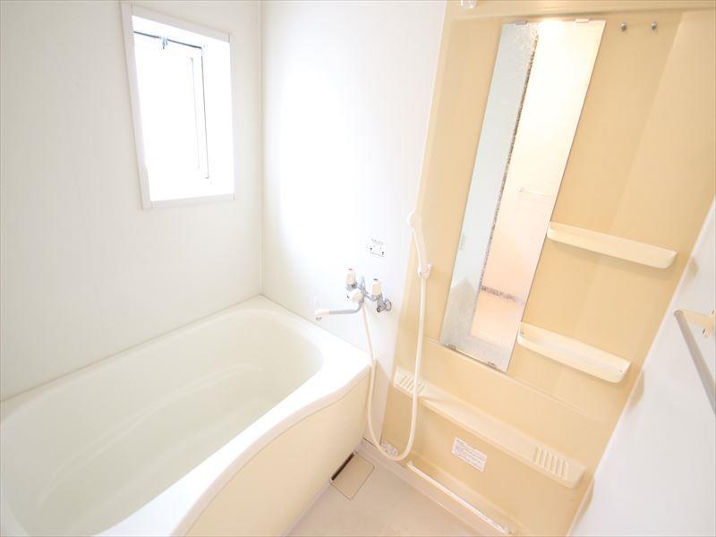 バス・シャワールーム　浴室にも窓あり！換気もばっちり！