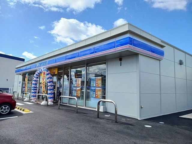 コンビニ　ローソン八日市東本町店様（コンビニ）まで320m