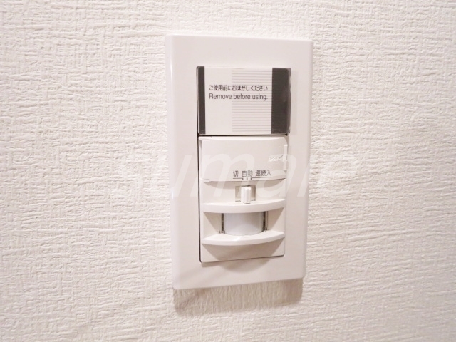 その他　玄関に照明センサーあります♪