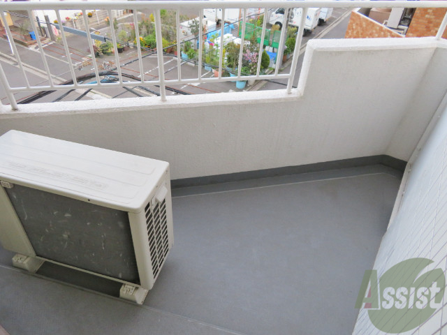 バルコニー　バルコニーは洗濯物を干すスペースが確保されていました。