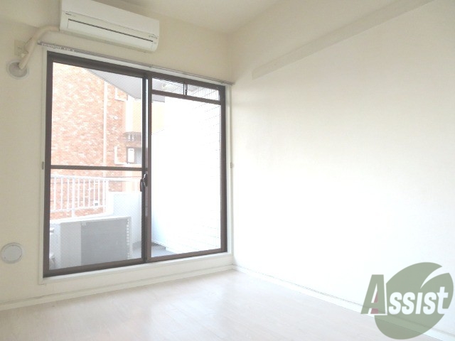 居室・リビング　リビングはこんな感じです。窓が大きくてよく陽が入ってきます。