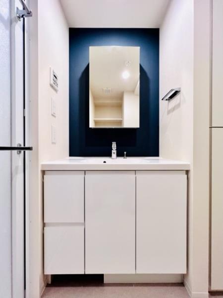 洗面設備　ゆったりとスペースのある洗面所