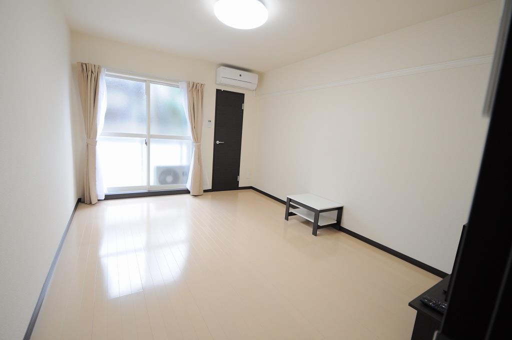 居室・リビング　奥にはウォークインクローゼットも