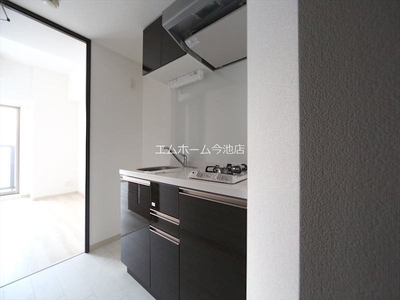 キッチン　システムキッチン（ガス2口コンロ付）収納スペース充実