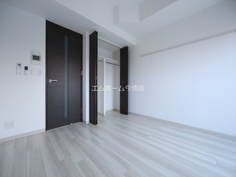 居室・リビング　洋室7.0帖　エアコン付　収納充実　バルコニー