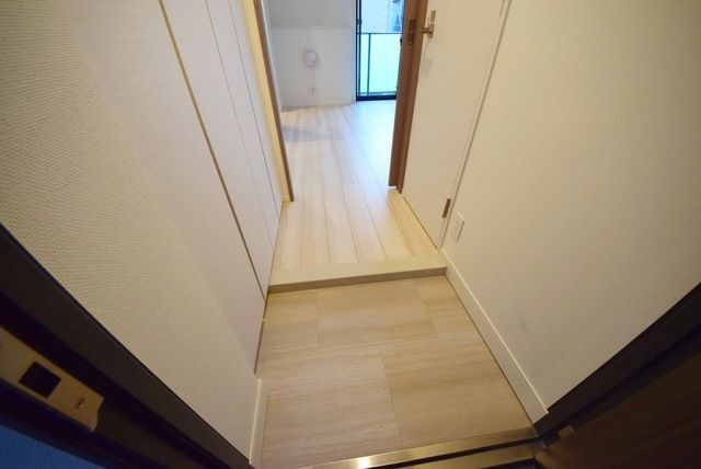 玄関　（別タイプ参考写真）ＬａＤｏｕｃｅｕｒ赤羽　東京都北区志茂２